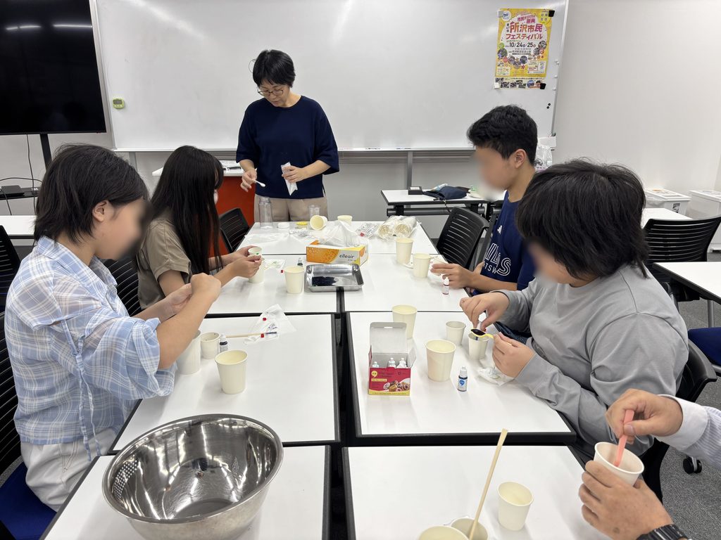埼玉県所沢市にあるフリースクール、クラーク国際中等部所沢キャンパスで行った人工イクラ作りの様子