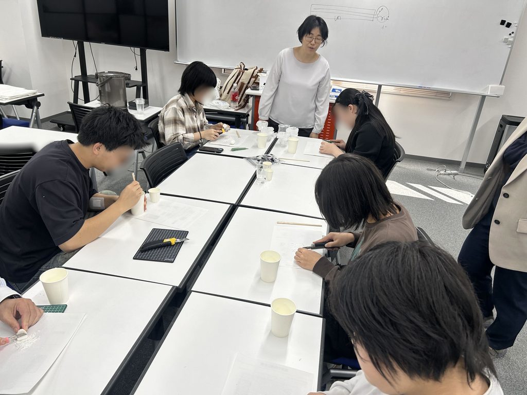 埼玉県所沢市にあるフリースクール、クラーク国際中等部所沢キャンパスで行った石鹸ろうそく作りの様子