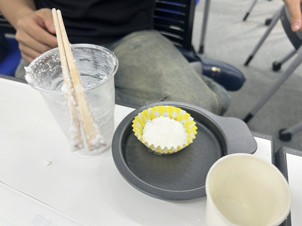 埼玉県所沢市にあるフリースクール、クラーク国際中等部所沢キャンパスで行った石鹸ろうそく作りの様子