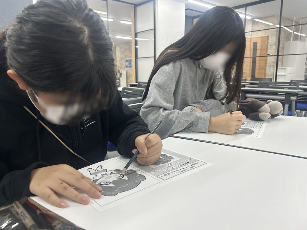 埼玉県所沢市にあるフリースクール、クラーク国際中等部所沢キャンパスで行ったイラスト講座の様子