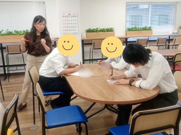 大阪にあるフリースクール、クラーク国際中等部大阪天王寺キャンパス、大阪、フリースクール、クラーク、天王寺、書道、背中を見せる、筆ペン、