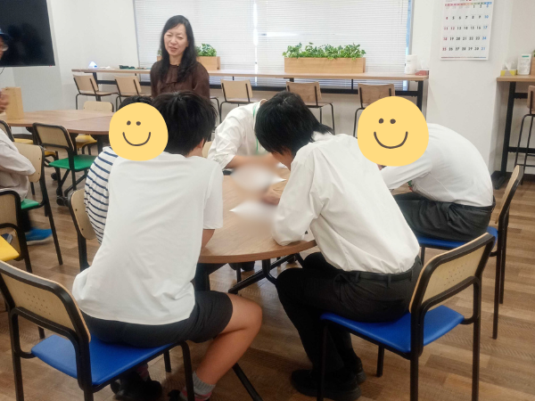 大阪にあるフリースクール、クラーク国際中等部大阪天王寺キャンパス、大阪、フリースクール、クラーク、天王寺、書道、背中を見せる、筆ペン、