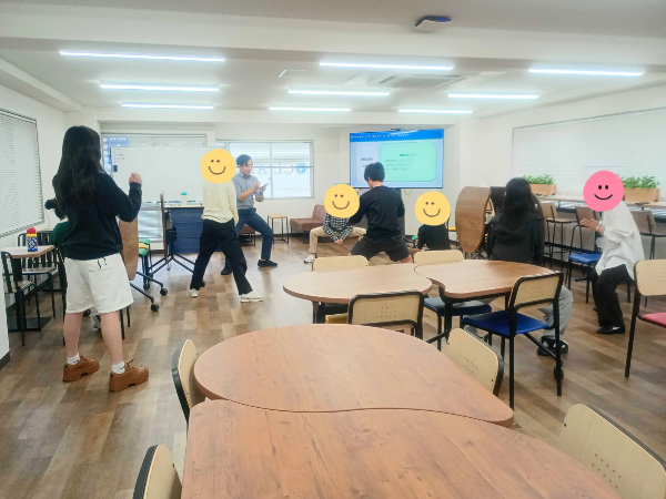 大阪にあるフリースクール、クラーク国際中等部大阪天王寺キャンパス、授業、実習生、見守り、大阪、フリースクール、天王寺、クラーク、